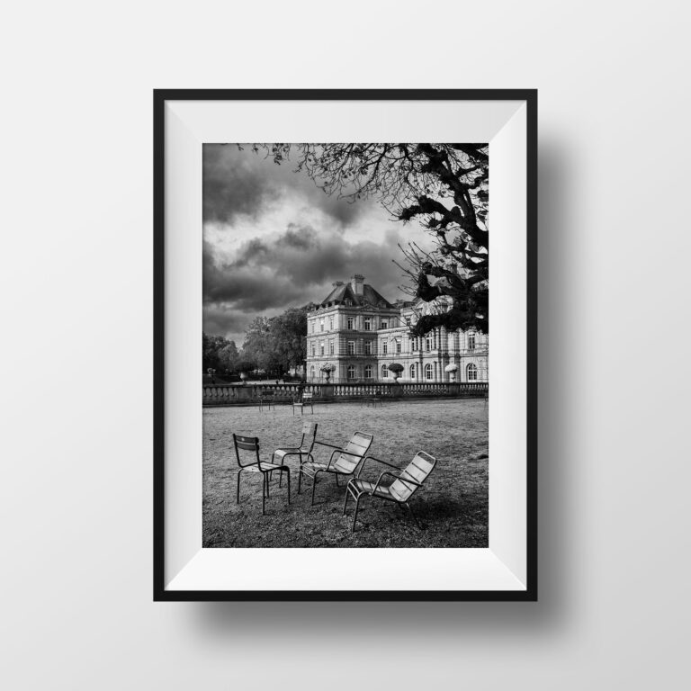 Photo de Paris en noir et blanc – Chaises du Jardin du Luxembourg