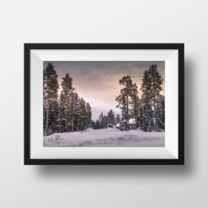 Tirage Photo Laponie – Finlande Paysage Neige Chalet en Couleur Décoration Murale
