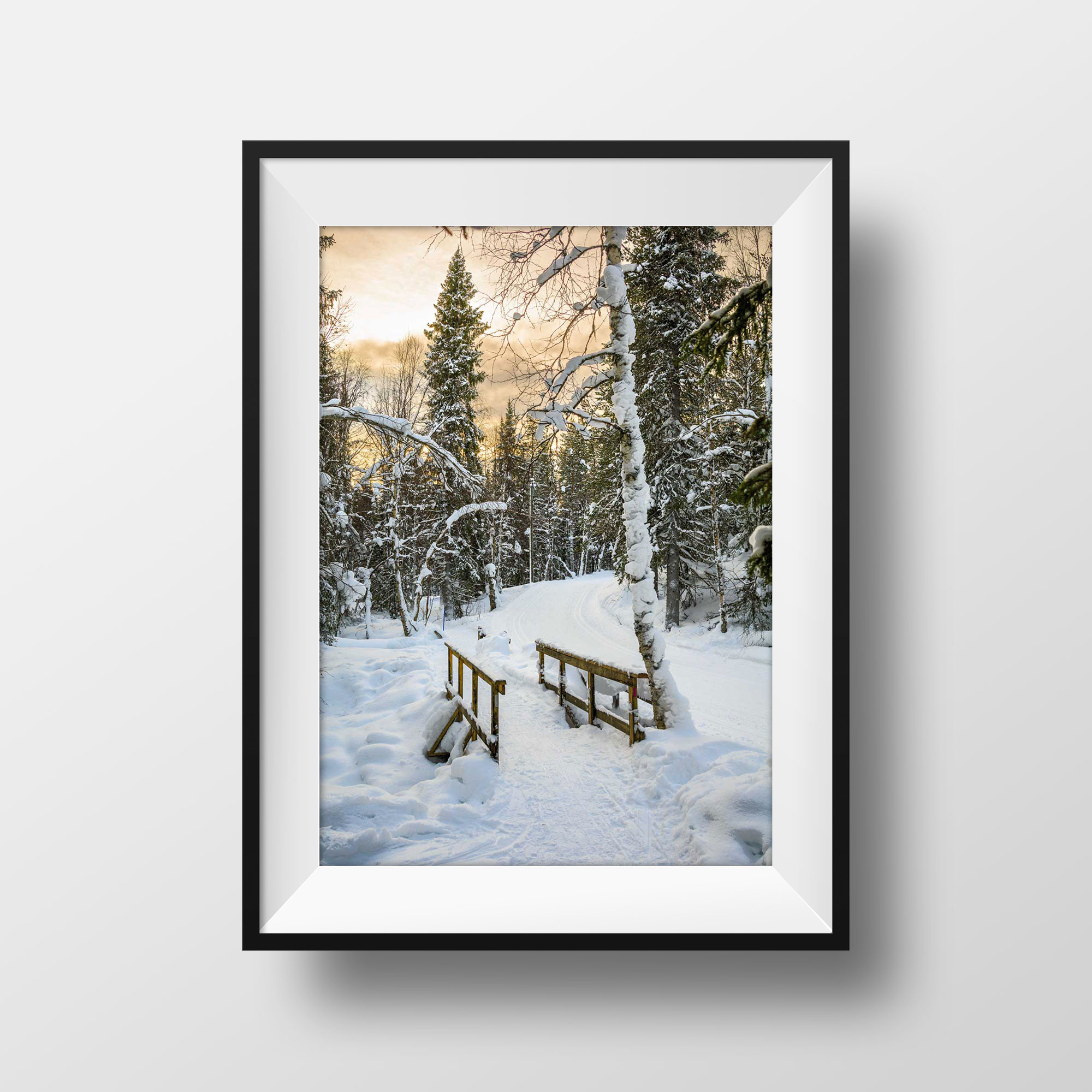 Tirage Photo Laponie – Finlande Paysage Neige Pont en Bois en Couleur Décoration Murale