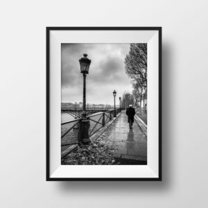 Tirage Photo Paris - Le Pont des Arts Quai de Seine Homme qui Marche Image en noir et blanc