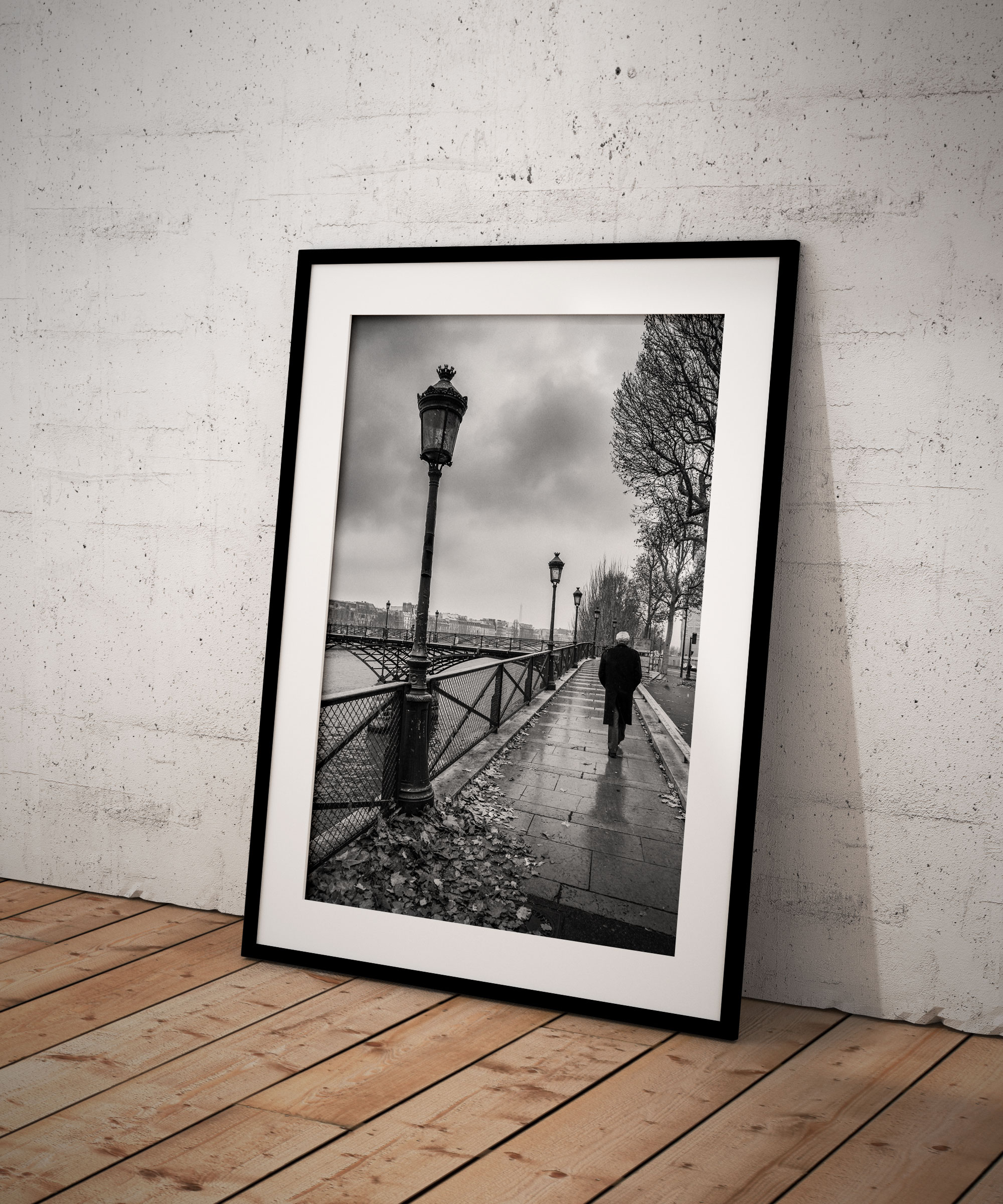 Tirage Photo Paris - Le Pont des Arts Quai de Seine Homme qui Marche Image en noir et blanc