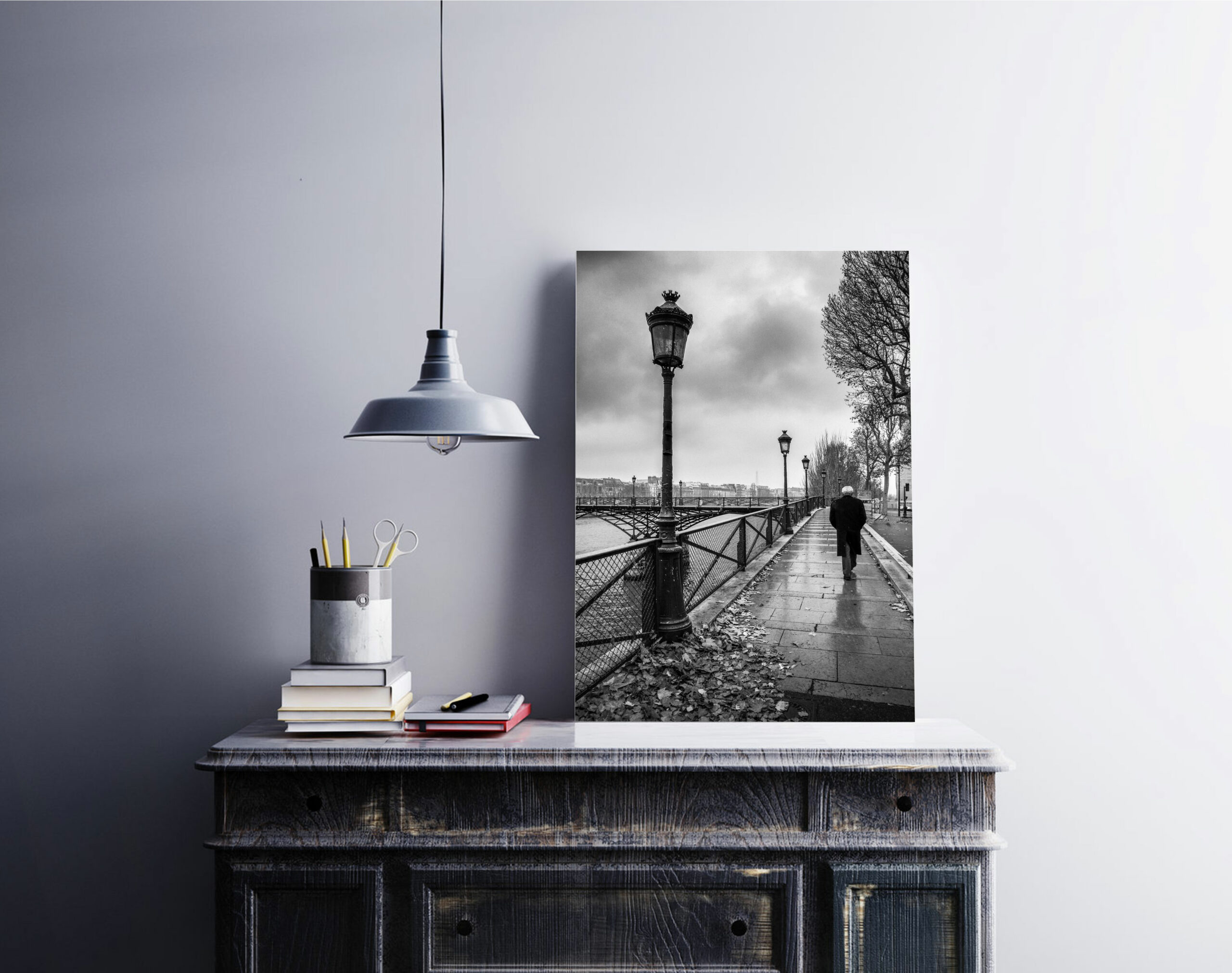 Tirage Photo Paris - Le Pont des Arts Quai de Seine Homme qui Marche Image en noir et blanc