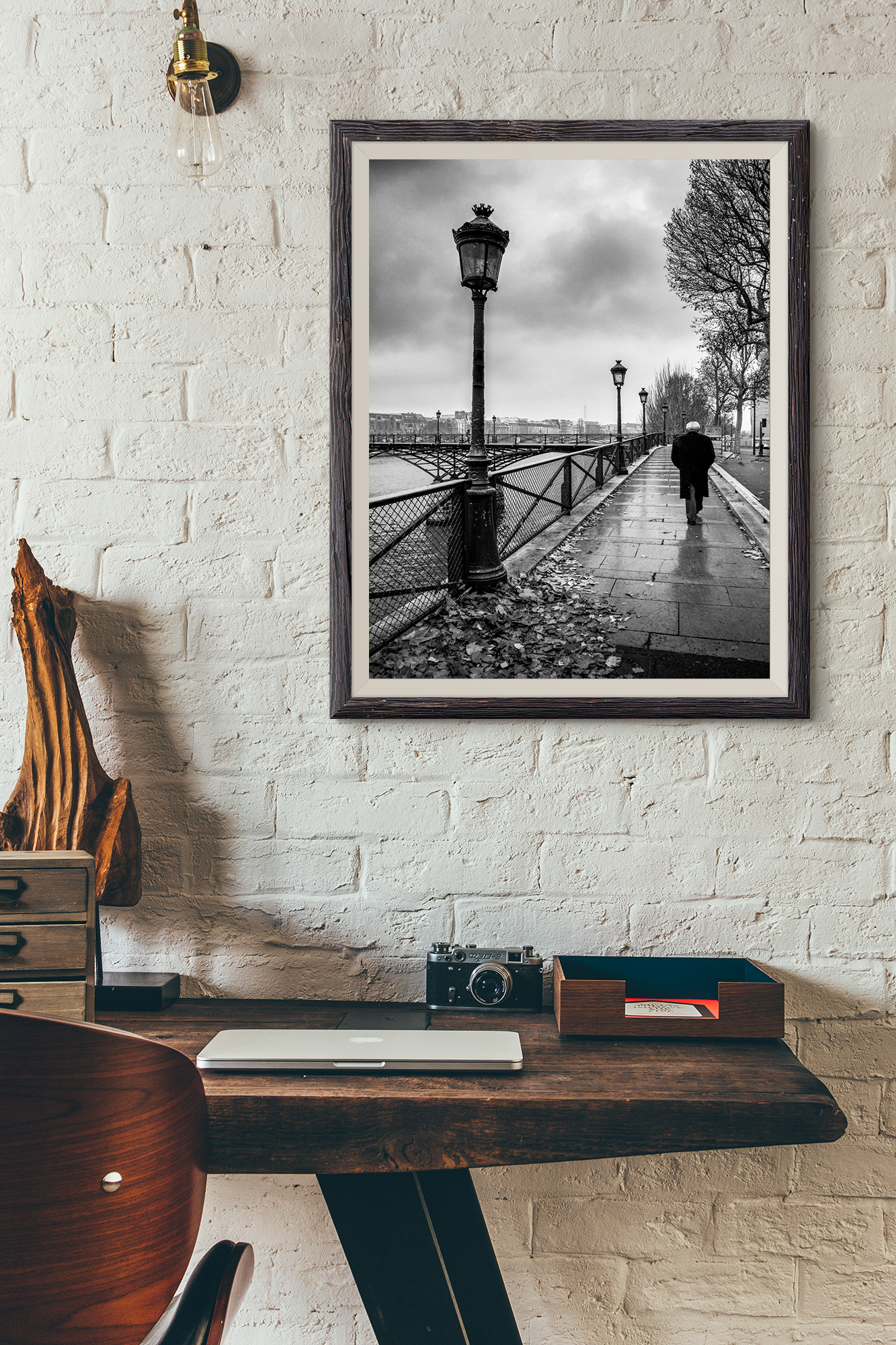 Tirage Photo Paris - Le Pont des Arts Quai de Seine Homme qui Marche Image en noir et blanc