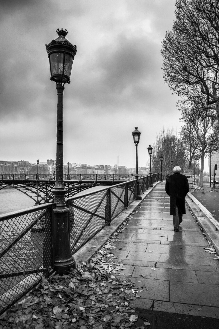 Tirage Photo Paris - Le Pont des Arts Quai de Seine Homme qui Marche Image en noir et blanc