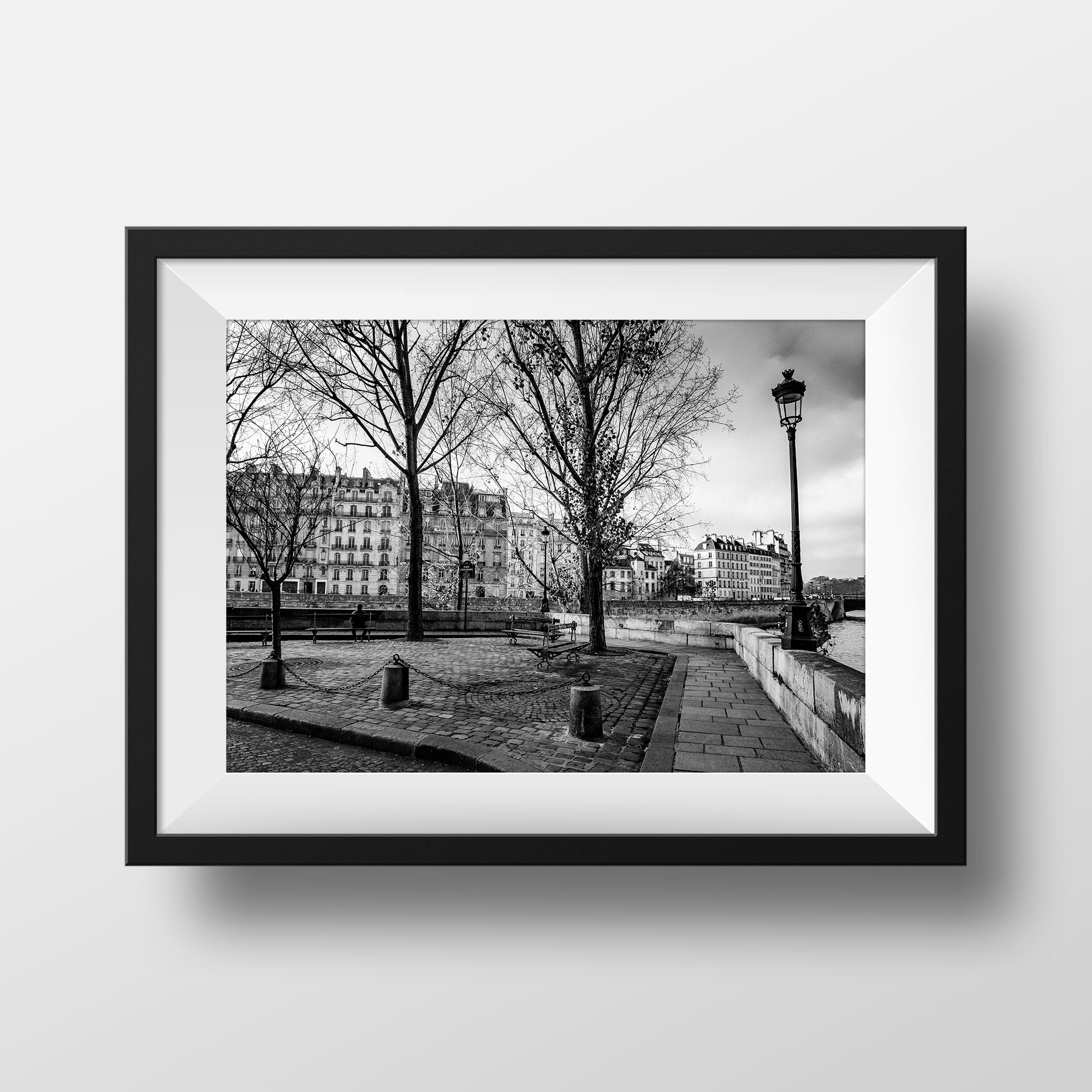 Tirage Photo Paris Ile Saint Louis - Place Louis Aragon Image en Noir et Blanc