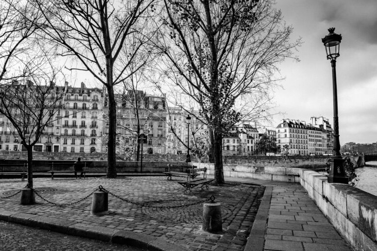 Tirage Photo Paris Ile Saint Louis - Place Louis Aragon Image en Noir et Blanc