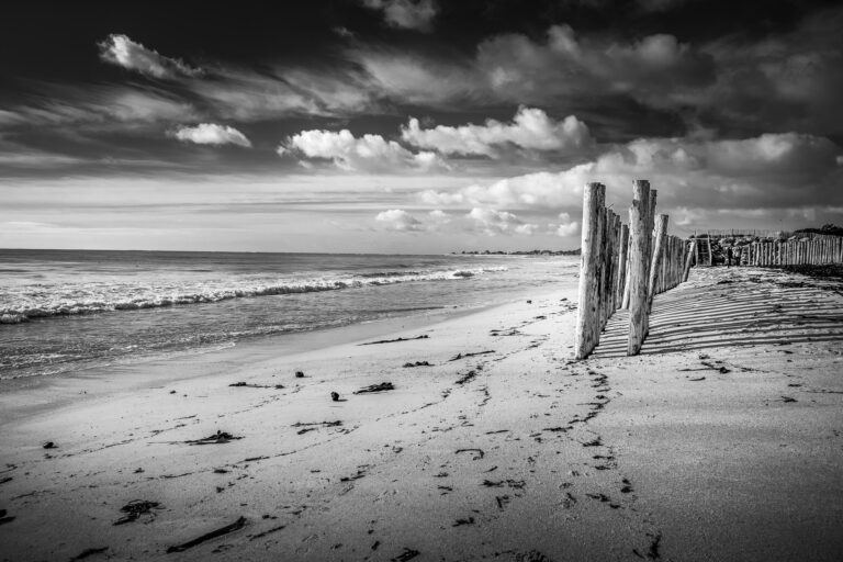 Photo Noir et Blanc Bretagne – Plage Digue Troncs