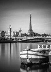 Photo Paris – La Tour Eiffel le Pont Alexandre III en Noir et Blanc