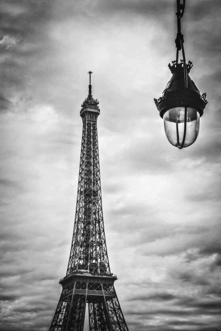 Photo Paris – La Tour Eiffel et le Pont de Bir Hakeim en Noir et Blanc