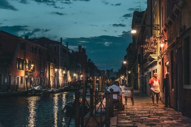 Venise la nuit scène de rue