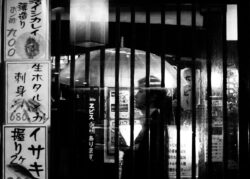 Photo Tokyo – Japon Scène de Rue Reflets Image Noir et Blanc Photo Tokyo – Japon Scène de Rue Reflets Image Noir et Blanc