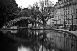 Tirage Photo Paris Le Canal Saint Martin - Image Photographie Paris en Noir et Blanc Scène de Rue Affiche Poster Décoration Tirage Photo Paris Le Canal Saint Martin - Image Photographie Paris en Noir et Blanc Scène de Rue Affiche Poster Décoration