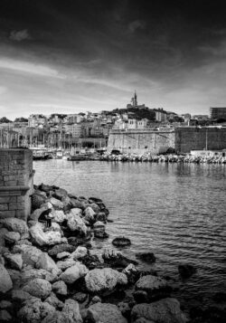 Marseille Noir et Blanc – Notre Dame de la Garde et Le Vieux Port Marseille Noir et Blanc – Notre Dame de la Garde et Le Vieux Port