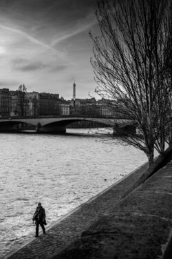 Tirage Photo Paris Noir et Blanc - Le Promeneur Sur Les Quais Tirage Photo Paris Noir et Blanc - Le Promeneur Sur Les Quais